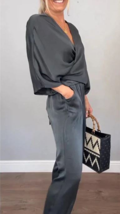 CONJUNTO TOP CON CUELLO EN V Y PANTALON